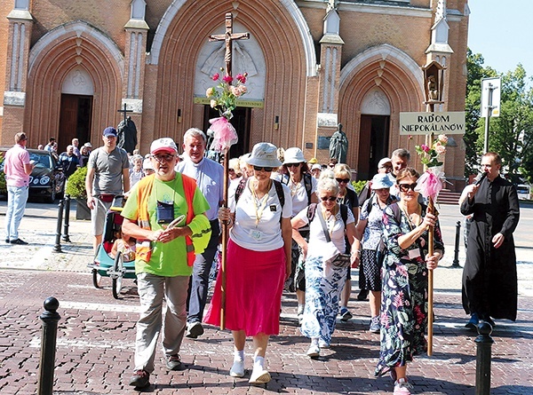 Pątnicy wyruszyli po Mszy św. w radomskiej katedrze.