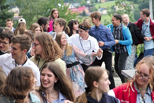 ▲	Dzień wspólnoty w Koniakowie 11 lipca 2022 r. – po Mszy św. młodzież ruszyła do tańca.