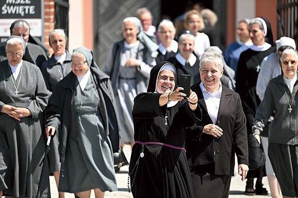 Takie wydarzenie jest też okazją do radosnego spotkania i wymiany doświadczeń z innymi siostrami. 