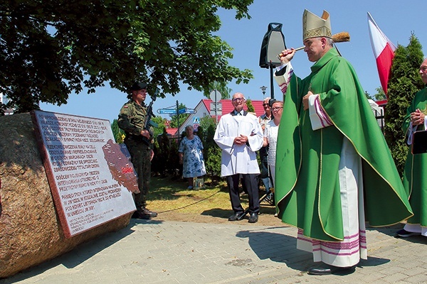 ▲	Miejsce pamięci pobłogosławił bp Zieliński.