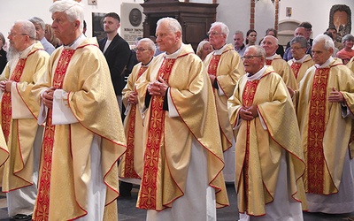 Po Eucharystii kapłani modlili się przy sarkofagu Prymasa Tysiąclecia.