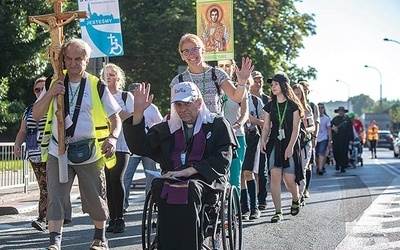 Pielgrzymka uczy zaufania. Od nas wymaga jedynie, by dać się prowadzić Bogu i obdarowywać.  Czy podejmiemy to wyzwanie?