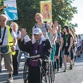 Pielgrzymka uczy zaufania. Od nas wymaga jedynie, by dać się prowadzić Bogu i obdarowywać.  Czy podejmiemy to wyzwanie?