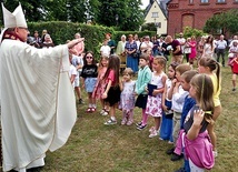 Dzieci chętnie podjęły dialog z biskupem podczas Eucharystii z okazji jubileuszu.