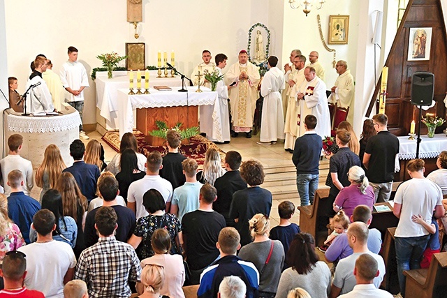 Razem ze stowarzyszeniem świętowali nie tylko podopieczni i kadra, ale też dawni wychowankowie i wielu przyjaciół. Jubileuszowej Mszy św. przewodniczył bp Adrian Put.