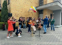 Każdy z nas może wspomóc młodych w wyjeździe. Więcej na profilu FB Euchiestra.