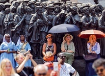 Wierni podczas modlitwy na Anioł Pański poprowadzonej przez papieża następnego dnia po opuszczeniu szpitala.
18.06.2023
Watykan
