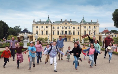 Żywiołowy spacer  z dziećmi w pięknej scenerii białostockiego Pałacu Branickich.