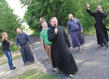 Ewangelizatorzy idą przez Golin, zapraszając dzieci na plac zabaw.