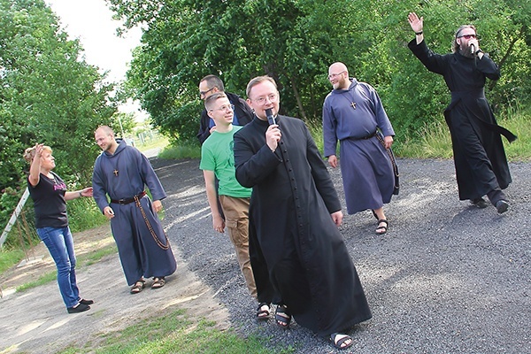 Ewangelizatorzy idą przez Golin, zapraszając dzieci na plac zabaw.