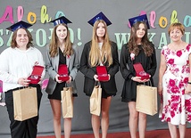 Nagrodzone uczennice wraz z opiekunką Małgorzatą Miszczuk.