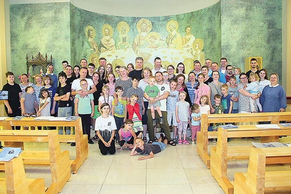 Uczestnicy w kaplicy w Domu Pielgrzyma.