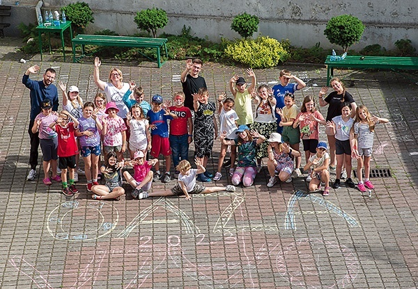 Grupa 24 dzieci, które w tym roku przystąpiły do Pierwszej Komunii Świętej, wyjechała do Połczyna-Zdroju. 