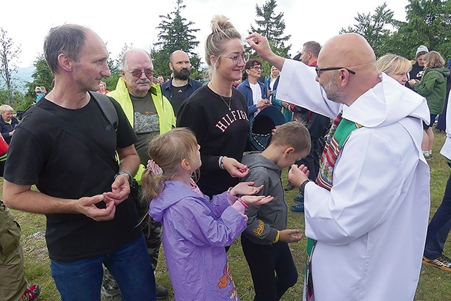 ▲	O. Bogdan Kocańda OFM Conv i uczestnicy EwB podczas błogosławieństwa rychwałdzkim olejkiem radości.