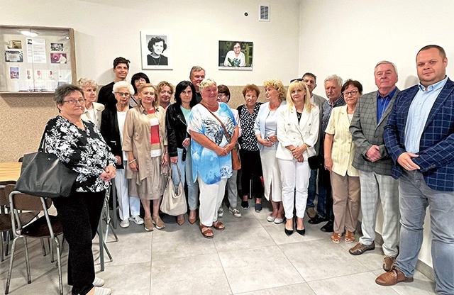 ▲	Uczniowie z rodzinami byli pierwszymi odwiedzającymi salę pamięci.