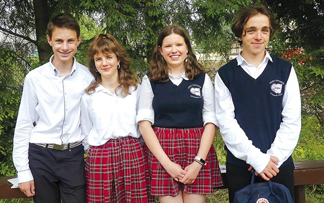 ◄	Od lewej: Krzysiek Biernat, Karolina Podolak, Zosia Giźlar i Staszek Głogowski – laureaci konkursowej pracy poświęconej gen. Józefowi Hallerowi.