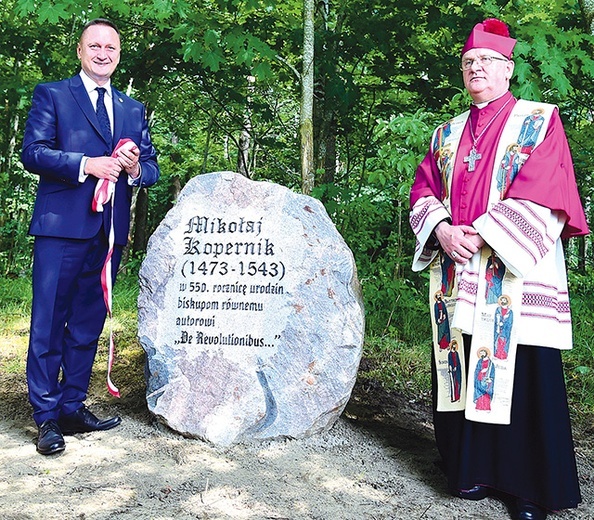 	Abp Józef Górzyński wraz z fundatorem obiektu – starostą olsztyńskim Andrzejem Abako.