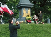 Zawarcie porozumienia upamiętnia pomnik na pl. Litewskim.