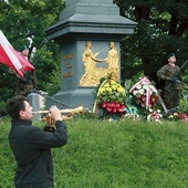 Zawarcie porozumienia upamiętnia pomnik na pl. Litewskim.