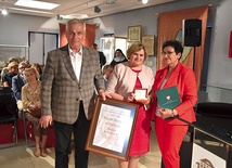 	Medal Pro Masovia dla placówki, która poza działalnością wystawową organizuje m.in. warsztaty, lekcje muzealne, gry dydaktyczne.