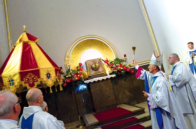 Symbole łączności świątyni  ze Stolicą Świętą poświęcił bp Marek Solarczyk.