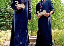 	Ks. Wojciech Pawłowski (z prawej) i ks. Kamil Jan Kowalski z medalami  i statuetkami.