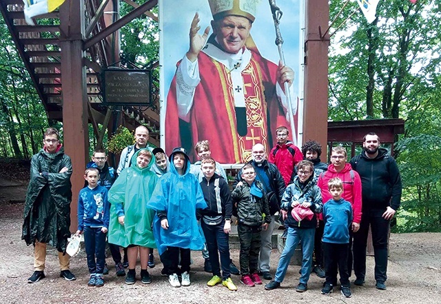 ▲	Piesze wycieczki dają radość bez względu na pogodę.