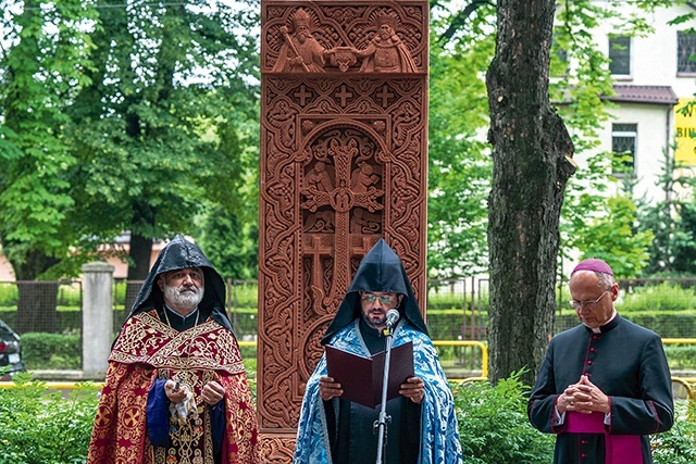 ◄	Modlitwa i poświęcenie pomnika. Od lewej: prymas Apostolskiego Kościoła Ormiańskiego Markos Howhannisjan, duszpasterz Apostolskiego Kościoła Ormiańskiego w Polsce ksiądz Minas Hakhwerdjan, biskup diecezji gliwickiej Kościoła rzymskokatolickiego Sławomir Oder. 