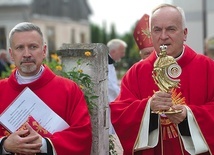▲	Proboszcz parafii ks. Jarosław Siuchta z relikwiarzem.
