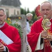 ▲	Proboszcz parafii ks. Jarosław Siuchta z relikwiarzem.