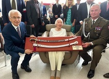 ▲	Jubilatka nie kryła wzruszenia. Nie opuszczało jej też poczucie humoru.