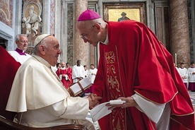 ▲	Arcybiskup przyjmuje insygnium z rąk Ojca Świętego.