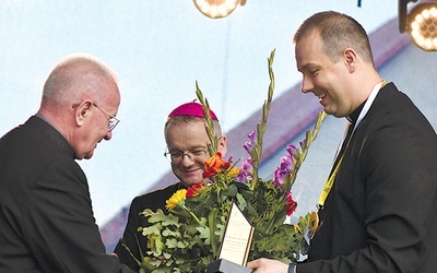 ▲	Spotkanie było okazją do podziękowania jej twórcom.  Na zdjęciu od lewej: ks. E. Jankiewicz, pierwszy przewodnik, bp T. Lityński i ks. P. Mydłowski, diecezjalny duszpasterz rolników. 