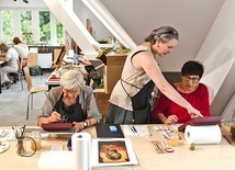 ▲	– Mam tę łaskę, że moja pasja jest zawodowym spełnieniem – mówi Katarzyna Kobuszewska, która 10 lat temu założyła Pracownię Ikonograficzną w Płocku.