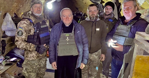 Bp Jan Sobiło odwiedza żolnierzy na froncie.