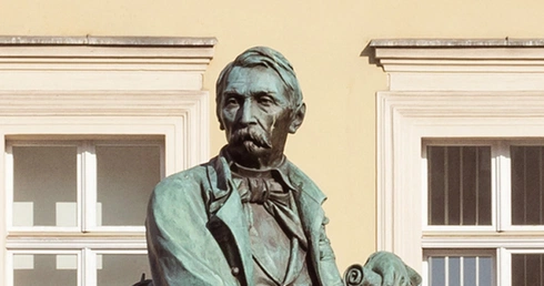 Aleksander Fredro jest jednym z klasyków polskiej literatury. Jego pomnik, pierwotnie ustawiony we Lwowie, został przeniesiony do Wrocławia.
