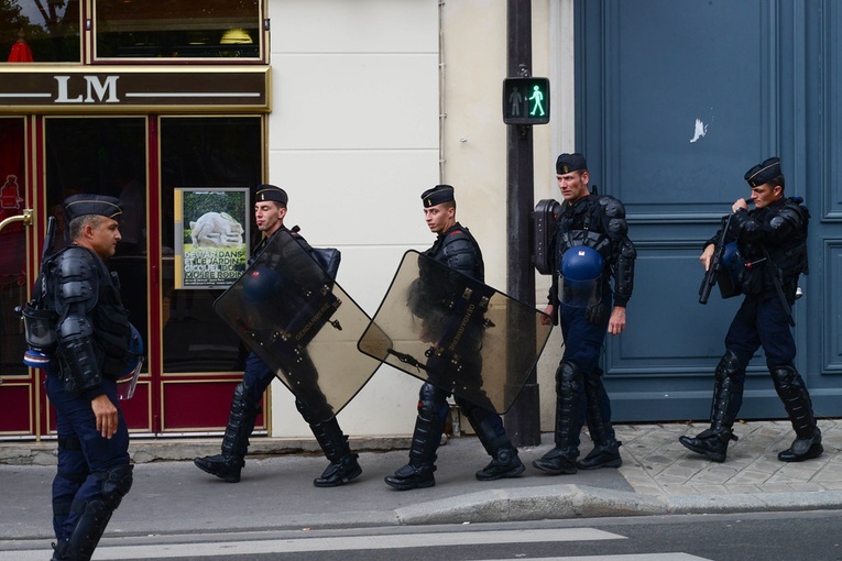 Ekspert o trudnej sytuacji we francuskiej policji: strach, marazm i zakazy ścigania przestępców w imigranckich dzielnicach