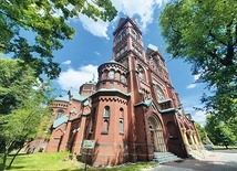 Kościół wzniesiono w stylu neoromańskim.