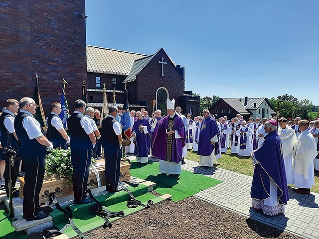 Ks. Janusza Rudzkiego odprowadził na cmentarz abp Adrian.