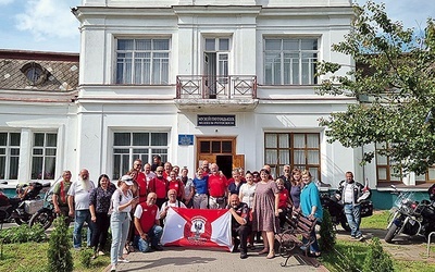 Uczestnicy rajdu przed Muzeum Potockich w Antoninach w obwodzie chmielnickim.