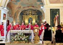 Jubileuszową Eucharystię koncelebrowali księża pochodzący z parafii i pracujący w niej.