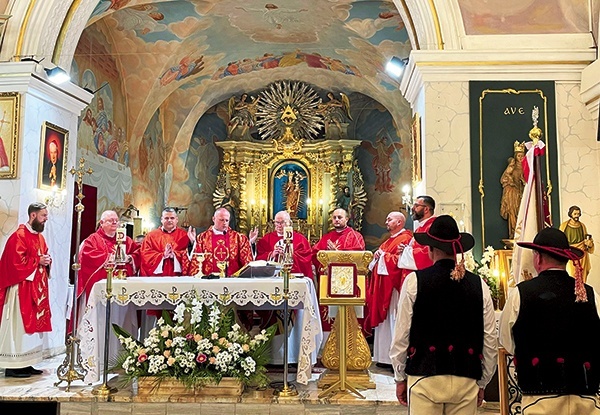 Jubileuszową Eucharystię koncelebrowali księża pochodzący z parafii i pracujący w niej.