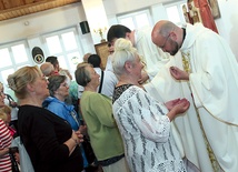 	Wiele osób szukało wsparcia w sakramentalnej posłudze kapłanów.