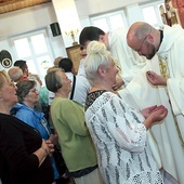 	Wiele osób szukało wsparcia w sakramentalnej posłudze kapłanów.