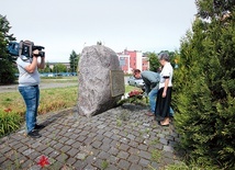 ▲	Złożenie kwiatów pod pomnikiem. 