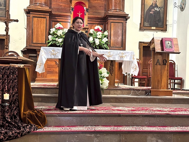 ▲	Marzena Małkowicz recytowała słowa św. Teresy…