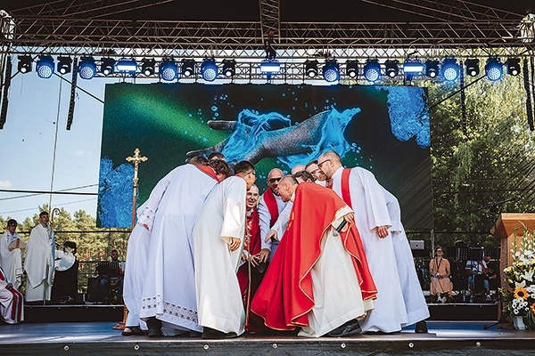 ▼	Bp Grzegorz Suchodolski i duszpasterze młodzieży otwierają tegoroczne wydarzenie.