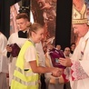 Bp Jeż przekazuje młodym krzyże na spotkanie w Portugalii.