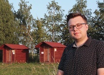 Obok sanktuarium bł. Karoliny w podtarnowskiej Zabawie od roku stoją dwa drewniane domki z ulami. Pszczołami opiekuje się Arkadiusz Nasiadka ze swoim tatą.