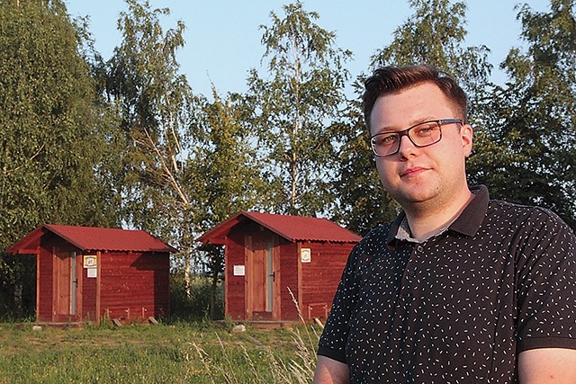 Obok sanktuarium bł. Karoliny w podtarnowskiej Zabawie od roku stoją dwa drewniane domki z ulami. Pszczołami opiekuje się Arkadiusz Nasiadka ze swoim tatą.